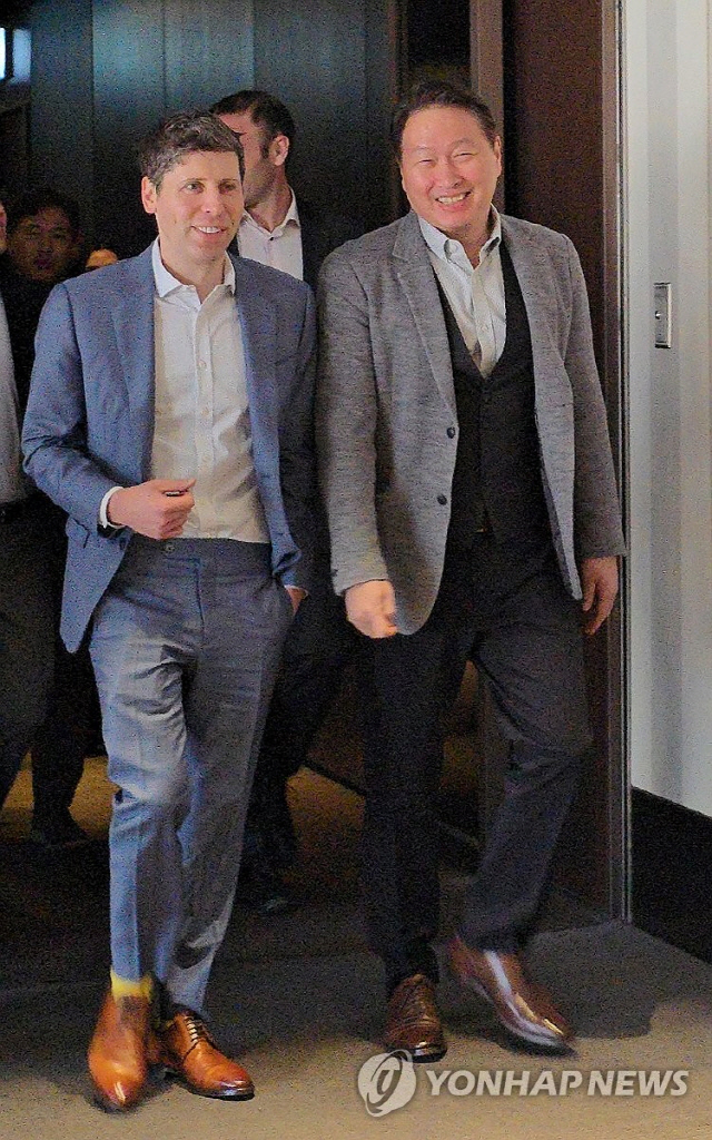 최태원 SK그룹 회장과 샘 올트먼 오픈AI 최고경영자(CEO)가 4일 오전 서울 중구 더플라자 호텔 서울에서 회동을 마친 뒤 함께 이동하고 있다. <연합뉴스 제공>